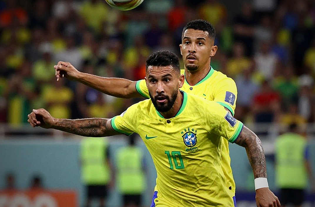 Tấm thẻ đỏ phút 23 và trận derby Manchester bị chôn dưới tiếng còi VAR