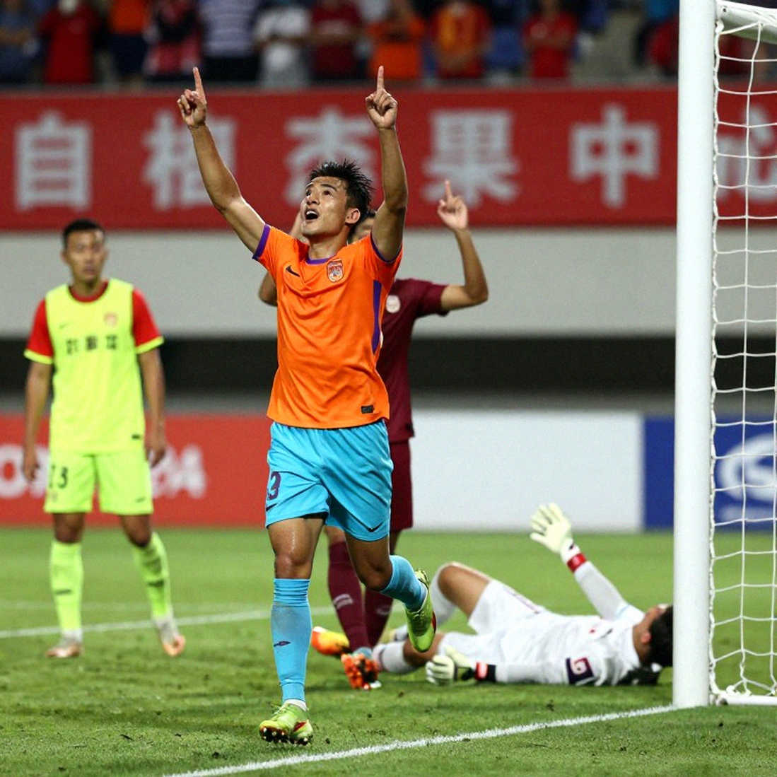 Thẻ vàng phút 78 và bản án sau trận: Đọc lại vụ Huỳnh Tấn Sinh ở V-League Thẻ vàng phút 78 và bản án sau trận: Đọc lại vụ Huỳnh Tấn Sinh ở V-League