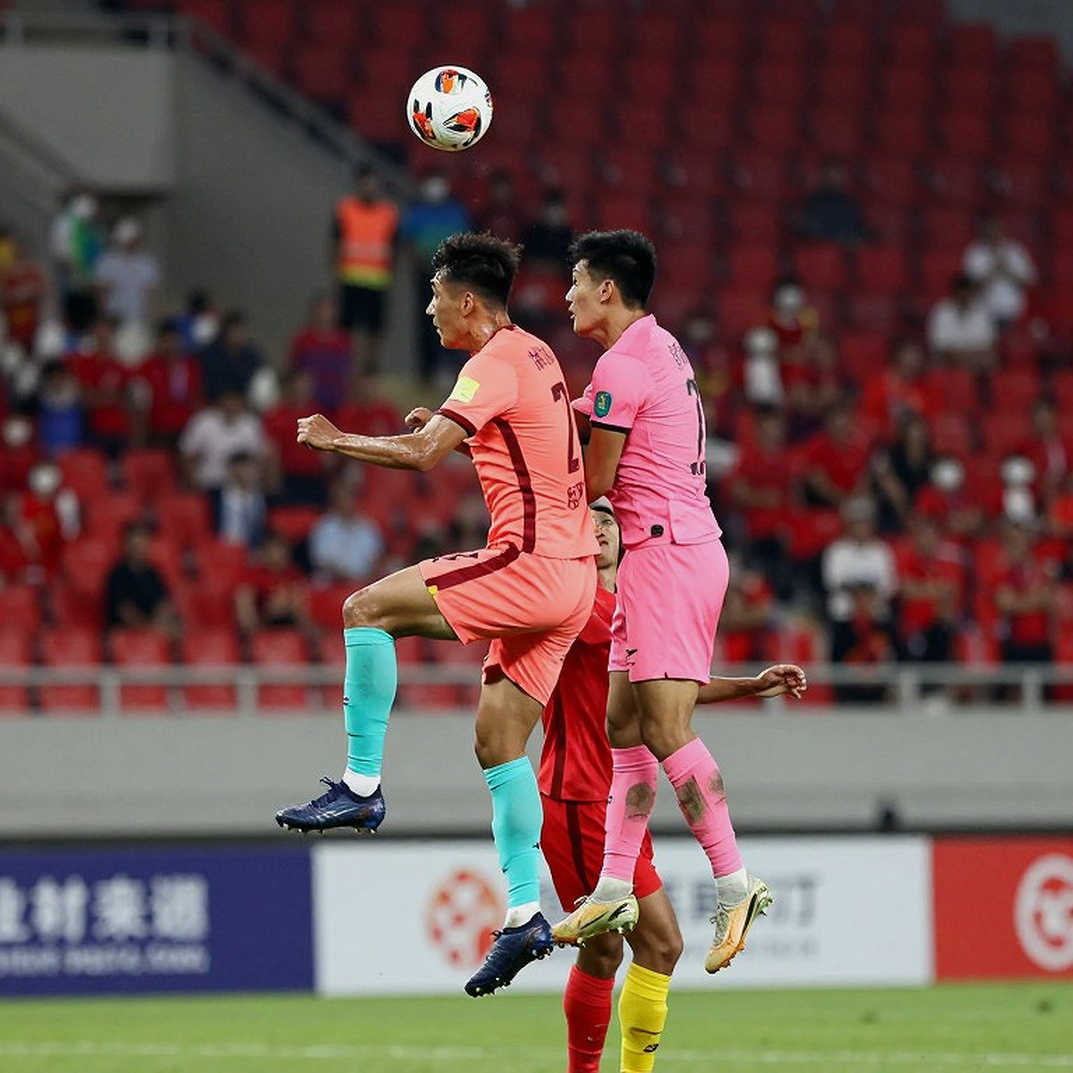 Ba trung vệ ở V.League: khi nỗi sợ bị xuyên thủng viết lại nhịp chân