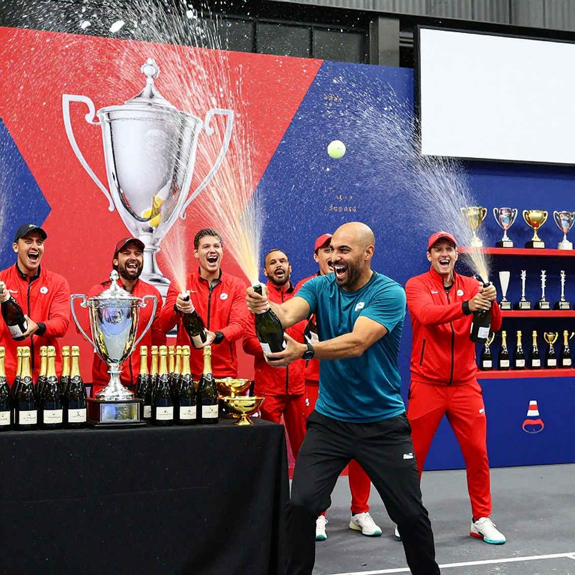 Tấm nhãn “quần vợt” trên bản tin derby Manchester: khi lỗi nhỏ mở cửa cho lỗi lớn Tấm nhãn “quần vợt” trên bản tin derby Manchester: khi lỗi nhỏ mở cửa cho lỗi lớn