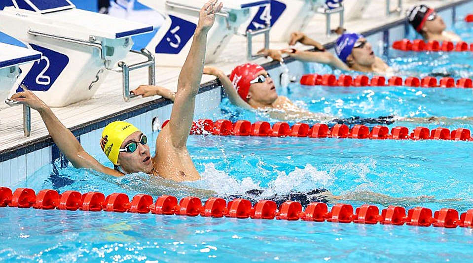 Emma Redman phá mốc 2:10 tại dual meet UVA – Florida: 2:09.80 và những khoảng trống phía sau