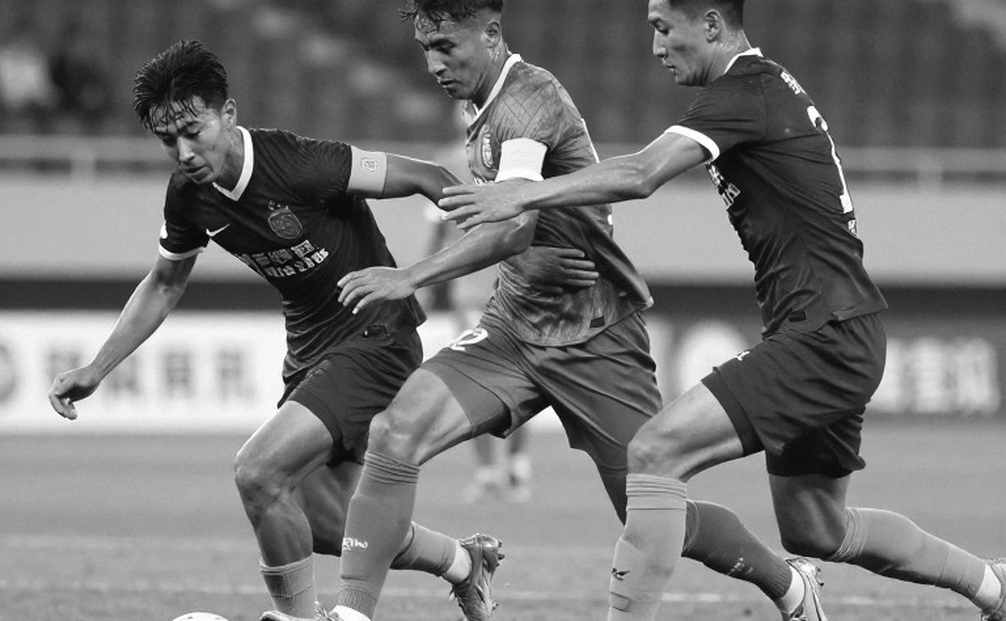 Bảy mươi bảy giây, hai cái tên và một phép kiểm chứng không chịu khớp