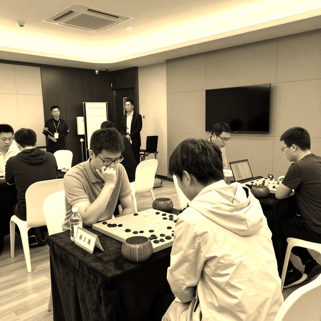 ChessBase tháng Tám và phòng thủ Petroff: Khi thị trường huấn luyện cờ vua soi gương