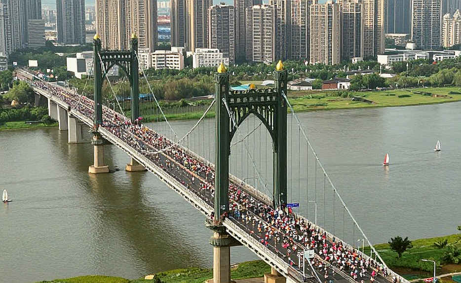 Tiếp sức 4x400m hỗn hợp: tấm huy chương đồng 3:14,54 và khoảng cách 0,08 giây