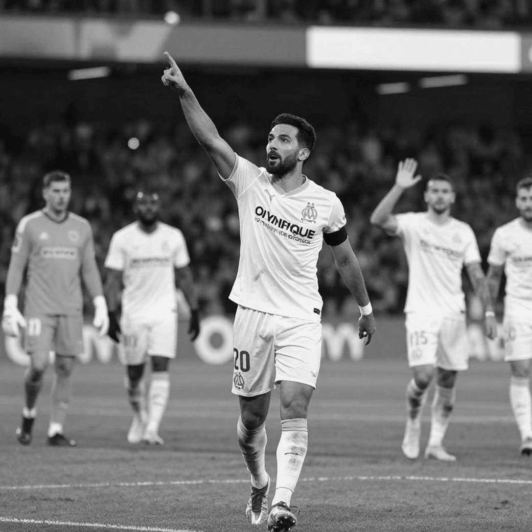 Đầu gối và chiếc cúp: Mùa giải thường niên Bundesliga và cuộc chiến không ai nhìn thấy