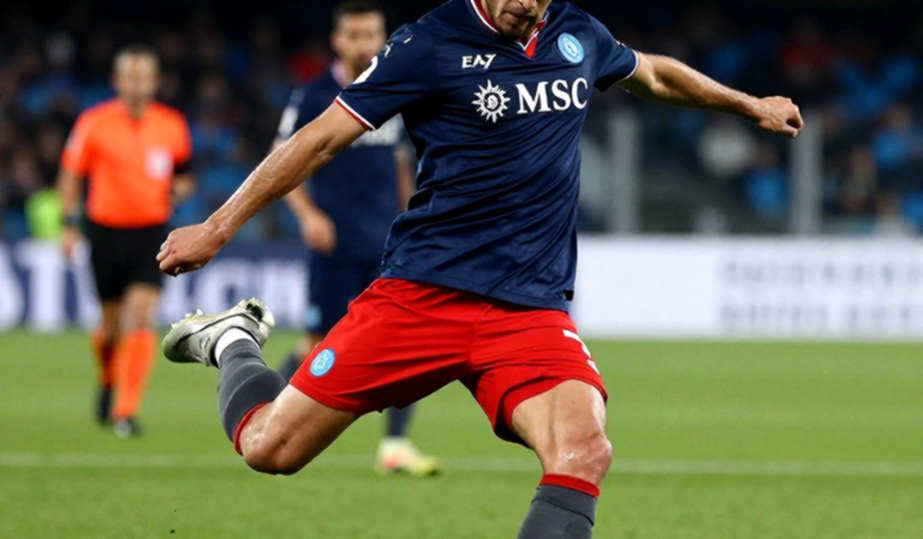 Chiếc băng đội trưởng Bruno Fernandes đeo và khoảng trống không ai gọi tên