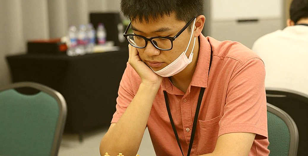 Nepomniachtchi làm Carlsen toát mồ hôi trước khi vượt qua Sindarov đúng giờ