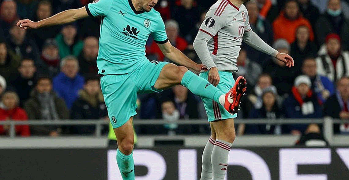 Chicharito và Luis Miguel: Một tiền đạo vòng cấm tập giữ vị trí ngoài sân cỏ Chicharito và Luis Miguel: Một tiền đạo vòng cấm tập giữ vị trí ngoài sân cỏ